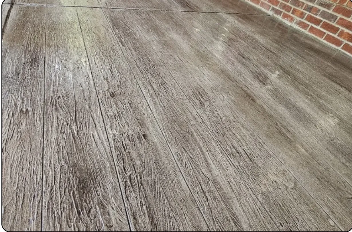 Detailed wood-plank finish