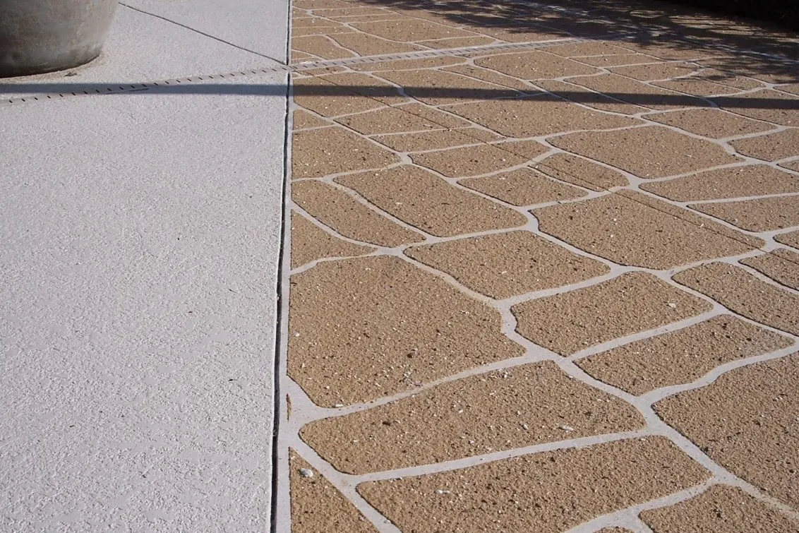 Decorative stone-pattern border
